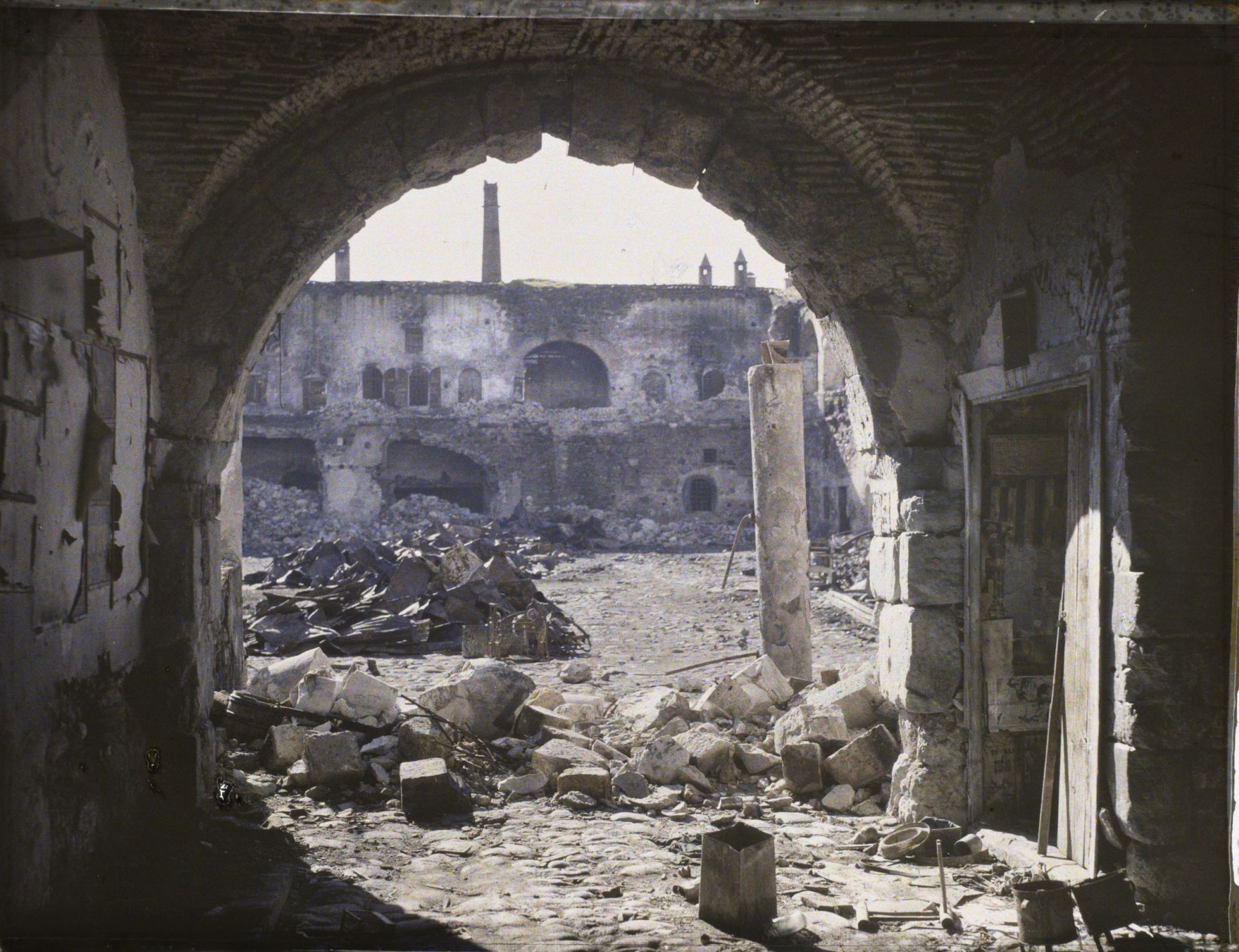 1922’deki yangında harap olan Büyük Vezirhan, Albert-Kahn Arşiv İzmir Çarşısı Kitabı, s. 102